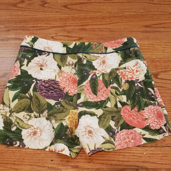 High Rise Floral Shorts - Picture 4 of 4